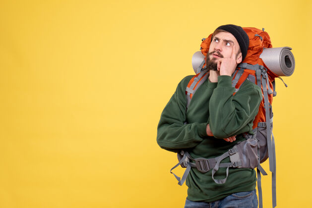 上衣带着背包思考的年轻人的旅行理念俯瞰图年轻人成人旅行