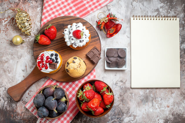 光顶视图美味的蛋糕与新鲜水果的光背景草莓饼干健康