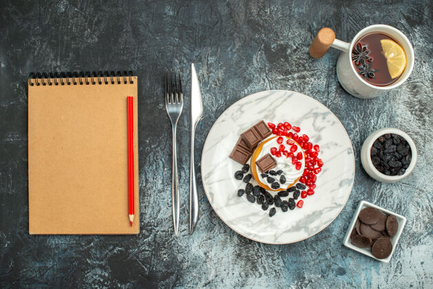 饼干顶视图美味的奶油蛋糕和一杯茶在浅色背景美味的奶油蛋糕旧的箭头