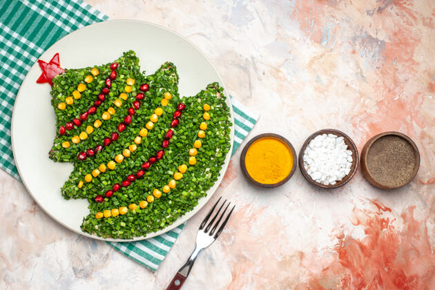 形状顶视图美味的绿色沙拉在圣诞树形状与调味品在轻背景餐厅年树