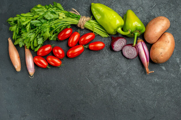 辣椒蔬菜俯视图 在深灰绿色背景上自由放置文本食物洋葱背景