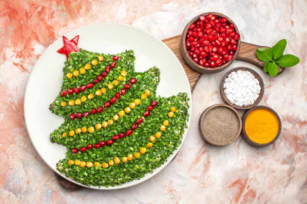 新的顶视图美味的节日沙拉在圣诞树形状的灯地板上草药圣诞节辣椒