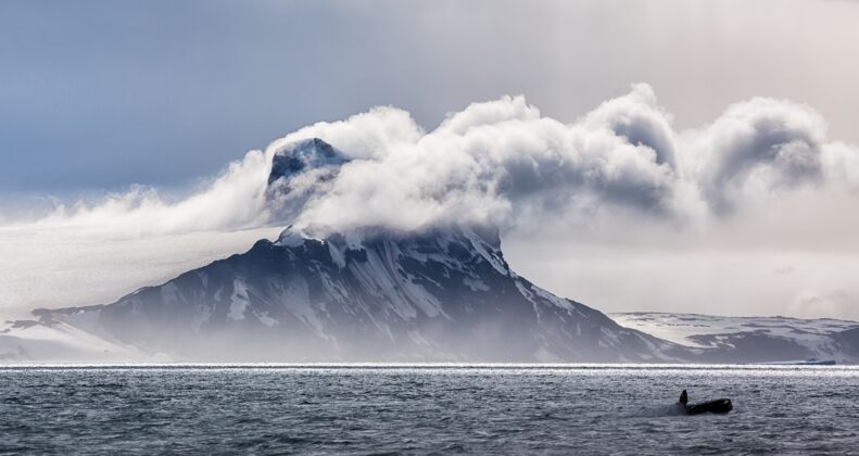 气候南极洲云层中的冰山全景冰山寒冷极地
