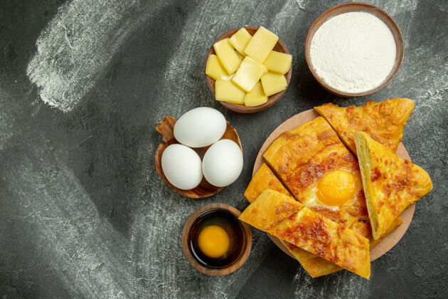 鸡蛋顶视图灰色背景上的芝士切片派食物餐糕点烤箱甜饼干烤箱新鲜饼干