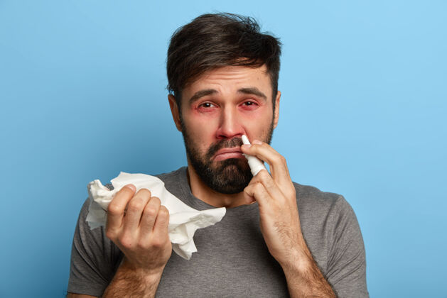 问题过敏的欧洲男人患有过敏 眼睛红肿 鼻子发炎病人感冒了 用滴鼻剂 拿手帕 流感或发烧的症状 需要治疗医学阴性疾病