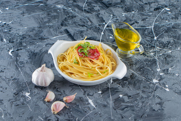 油美味的意大利面放在白板上 配番茄酱和橄榄油健康橄榄大蒜