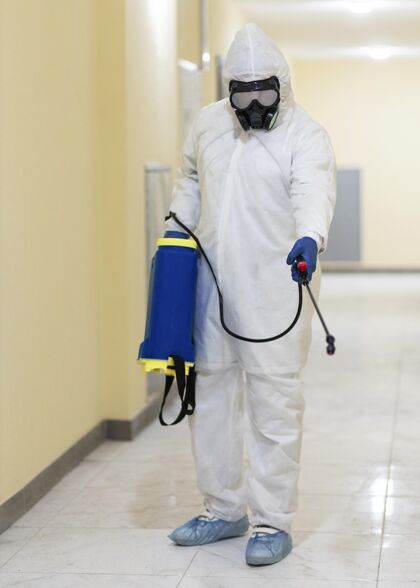 防毒面具拿着消毒箱的人开枪了安全防护服化学