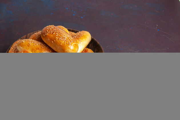 烘焙前视图甜饼美味的烤面团在黑暗的桌子上喝茶书桌肉饼椒盐卷饼