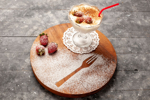 盘子灰色书桌上的美味草莓甜点冰淇淋浆果水果