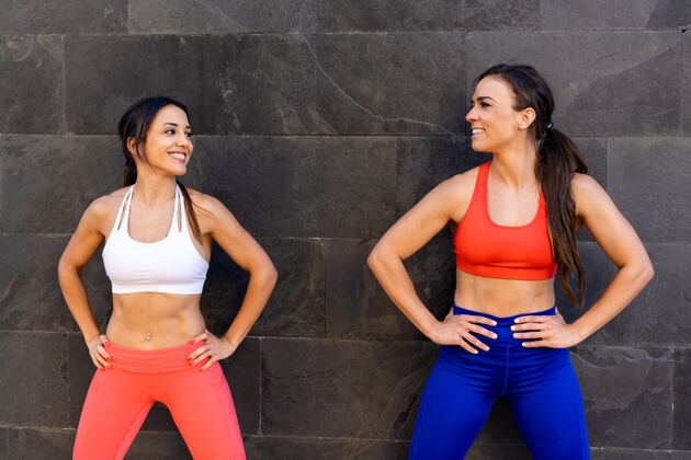 身体年轻的白人女性朋友在户外锻炼和伸展-健康的生活方式理念概念健身女子
