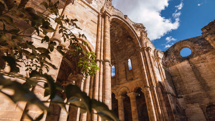 修道院西班牙格拉尼亚莫雷鲁埃拉修道院的低角度镜头历史欧罗巴大教堂