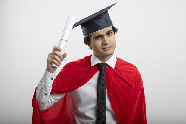帽子自信的年轻超级英雄 戴着领带 戴着毕业帽 在白色背景下获得毕业证书毕业领带加薪