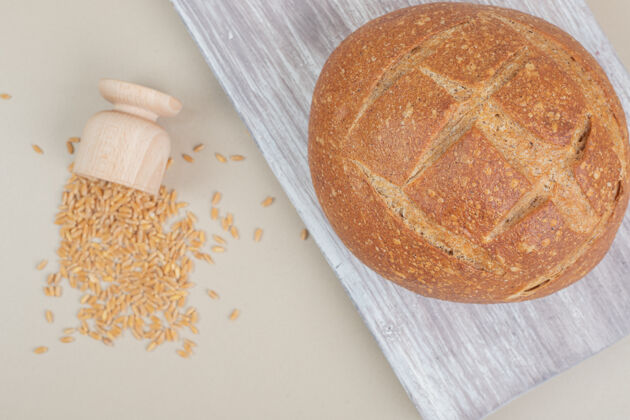 美味新鲜面包 白色表面有燕麦粒美味面包房豆类