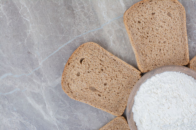 食物在大理石表面用面粉做的棕色面包片美味面粉美味