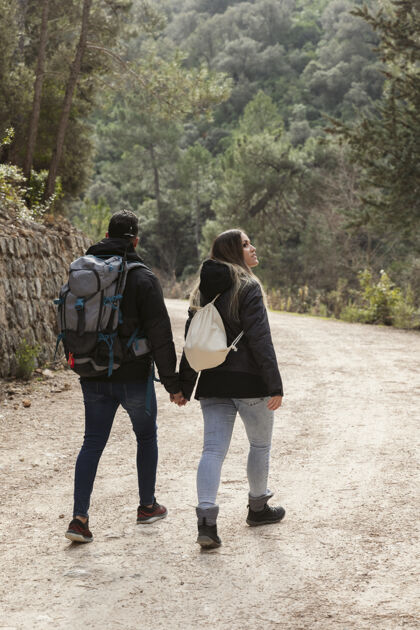 冒险双肩背包探索自然夫妻年轻女人