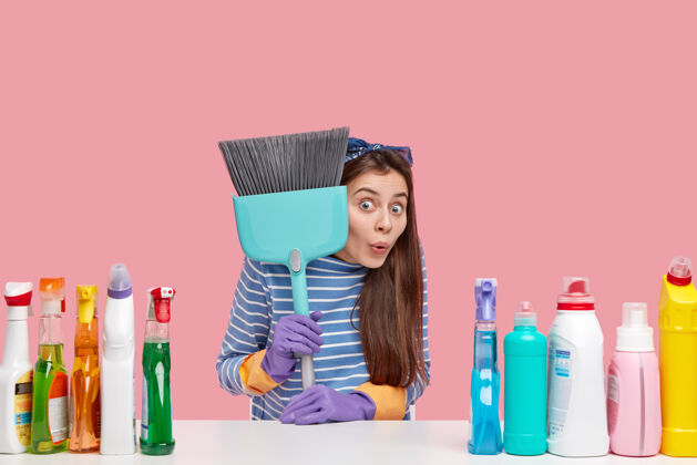 产品坐在清洁用品旁边的年轻黑发女人头巾清洁成人