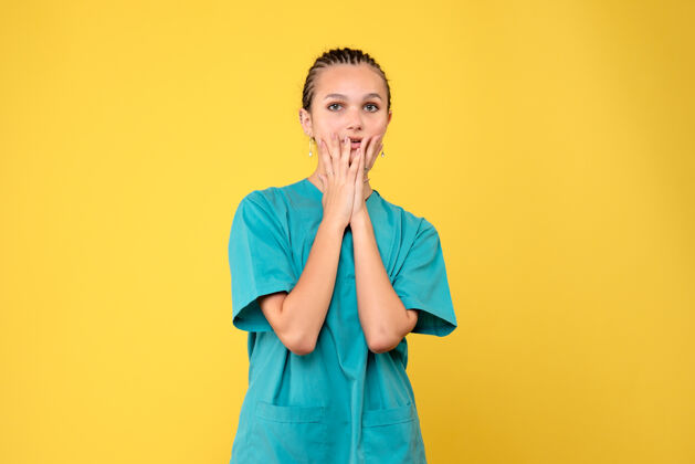 人正面图身着医疗衬衫的女医生 护士科维德-19健康病毒色彩情感医院女性情感黄色
