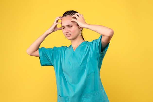 人正面图女医生穿着医用衬衫头痛 健康护士科维德-19色情感病毒医院医院女医生医疗
