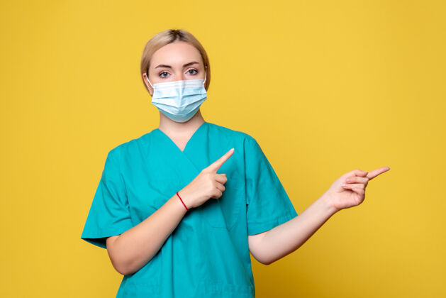 面罩正面图女医生穿着医用衬衫 戴着消毒口罩 医院医护人员健康共患大流行医院成人女医生