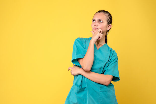 黄色正面图女医生穿着医用衬衫 情绪健康护士covid-19病毒色美女女医生护士