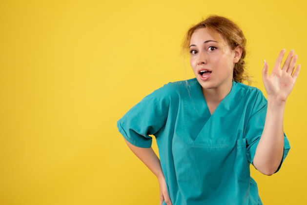 人正面图女医生穿着医疗衬衫 健康医护护士covid-19颜色专业漂亮微笑