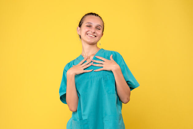 护士前视图穿着医用衬衫的女医生 covid-19健康病毒彩色护士时尚人人