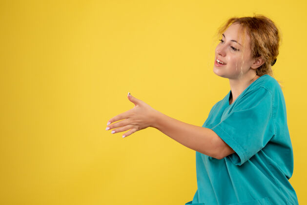 女人正面图女医生穿着医用衬衫握手 彩色医院护士科维德健康医生微笑医院女医生