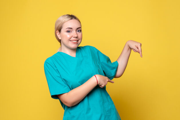 医院正面图女医生穿着医疗衬衫微笑 医护人员情绪护士医院柯维德大流行女医生黄色情绪