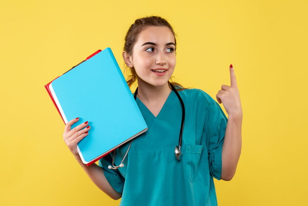 人正面图女医生穿着医用衬衫手持不同的纸条 彩色病毒情感covid-19大流行制服笔记黄色快乐