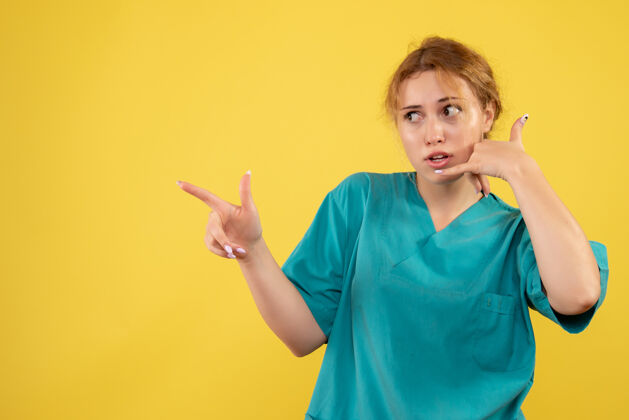 医疗前视图穿着医疗衬衫的女医生 彩色医院的科维德健康医生肖像色彩女性