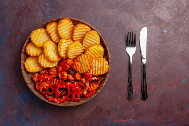 烹饪顶视图烤土豆和熟蔬菜在黑暗的空间盘子里蔬菜特纳烘焙