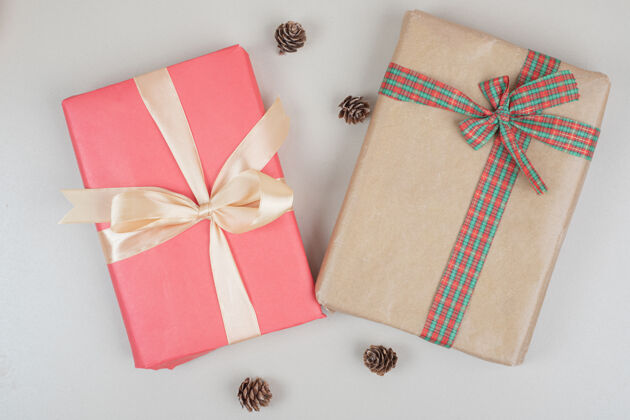 礼物用丝带捆扎的圣诞礼品盒盒子礼物顶