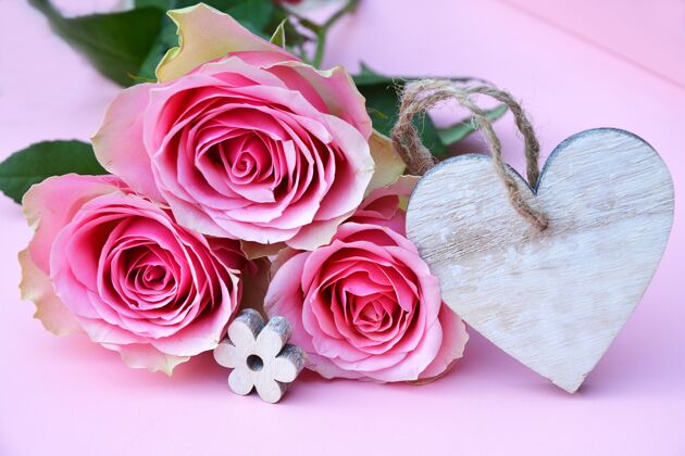 礼物粉红色玫瑰花的特写镜头 心形木牌 文字空间标签心情人节