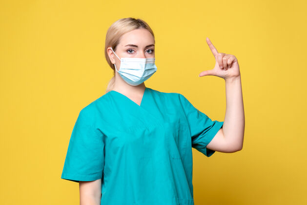 肖像正面图女医生穿着医用衬衫 戴着消毒口罩 医院护士健康大流行女医生医院大流行