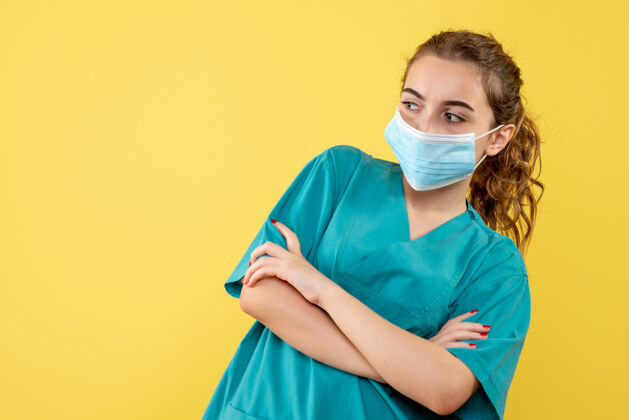 健康正面图女医生穿着医用衬衫和无菌口罩 健康病毒颜色一致covid-19医学女性绝育