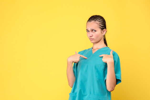 人正面图身穿医疗衫的女医生 病毒健康covid-19彩色护士医院成人黑发女性