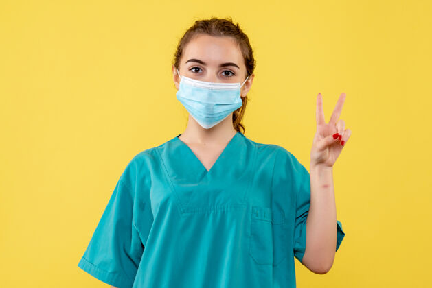 绝育正面图女医生穿着医用衬衫和无菌口罩 冠状病毒制服病毒covid-19大流行健康女健康人
