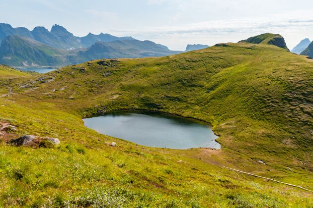 天空在一个阳光明媚的日子里 挪威洛弗顿群岛的一个池塘的美丽景色放松风景乡村