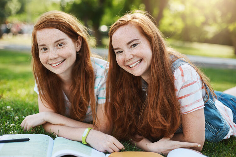 双胞胎生姜双胞胎女孩花暑假休息 准备大学考试未来的医生和律师有乐趣微笑在阳光灿烂的一天 公园魅力衬衫身份