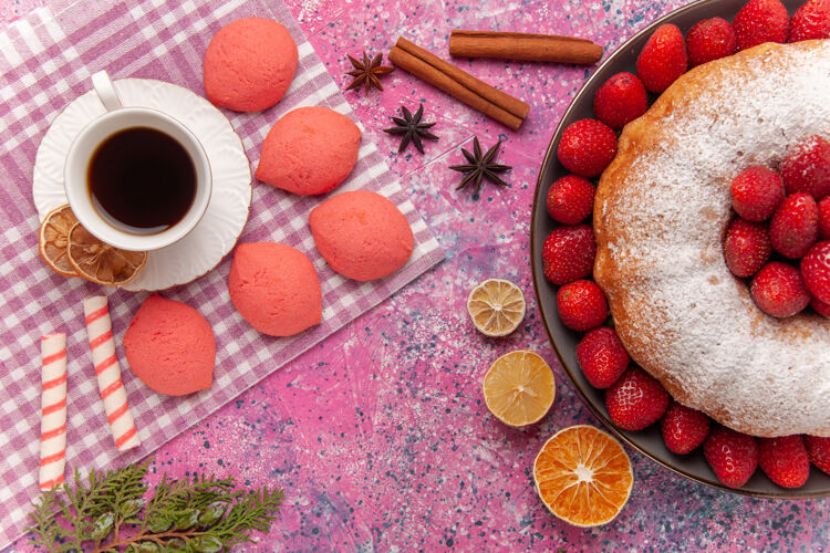 蛋糕顶视图糖粉派草莓蛋糕茶和蛋糕上的粉红色水果巧克力健康