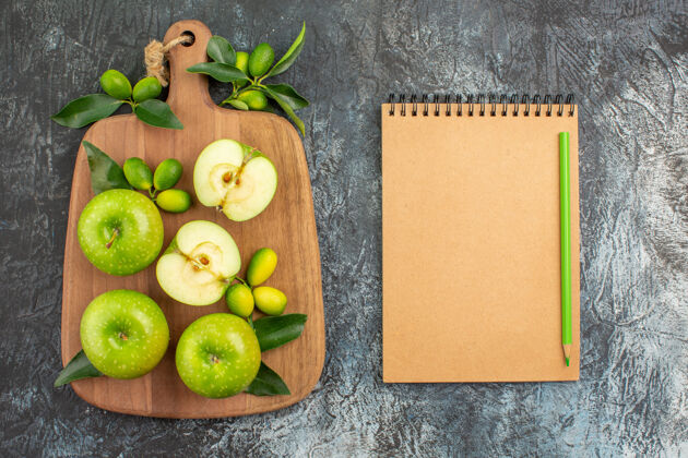 新鲜从远处俯视苹果青苹果柑橘水果板奶油笔记本和铅笔农产品黑板笔记本