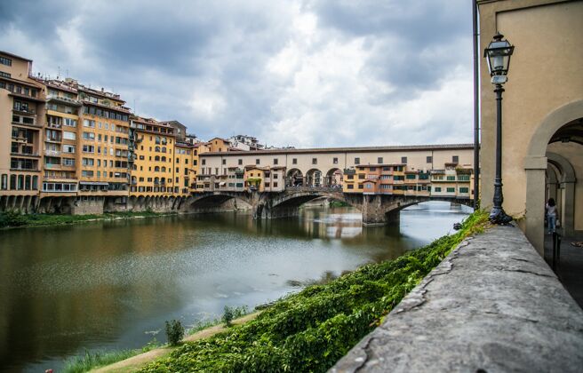 佛罗伦萨在意大利佛罗伦萨拍摄的美丽的vecchio桥 背景是多云的灰色天空欧洲意大利城市