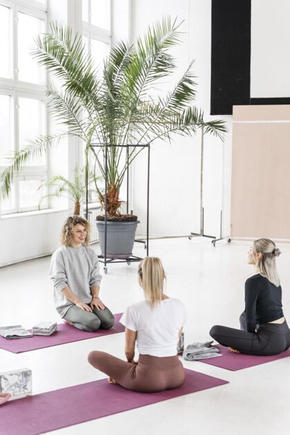 活跃全镜头的瑜伽垫上的女人女性锻炼瑜伽老师