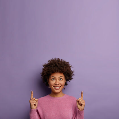 成功高兴的黑皮肤的非裔美国妇女指向空的空间标志年轻索引手指