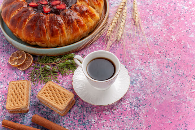 草莓顶视图美味的草莓派与一杯茶和华夫饼粉红色杯子干的水果