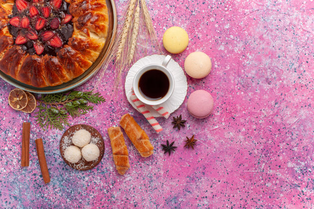 肉桂顶视图美味的草莓派水果蛋糕与一杯茶的粉红色咖啡饼干糖果