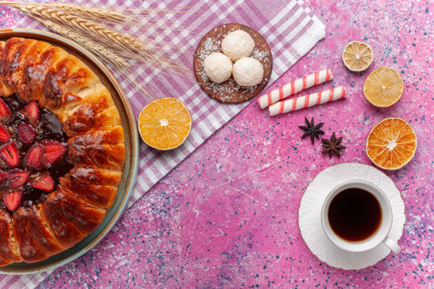糖果俯瞰美味的草莓馅饼圆形水果蛋糕上的粉红色草莓椰子咖啡