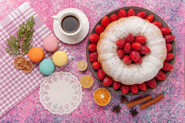 饮食顶视图糖粉派草莓蛋糕与法国马卡龙粉红丰富多彩烹饪健康