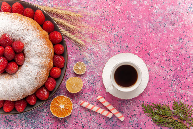 传统顶视图糖粉馅饼草莓蛋糕与茶杯粉红新鲜健康丰富多彩