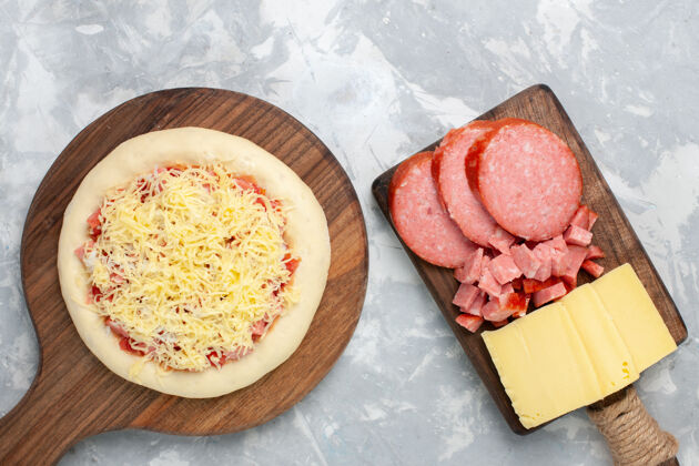 新鲜顶视图生比萨奶酪和香肠浅白色美食丰富多彩传统